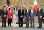 　米議会の超党派議員団「日本研究グループ」のメンバーと記念写真に納まる石破首相（中央）＝１６日午後、首相官邸