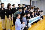 本年度の「とっとり若者活躍局」に任命されたメンバーら＝２０日、鳥取市幸町の市民交流センター