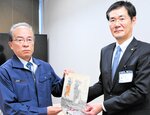 書籍を尾室教育長（右）に手渡す上田会長
