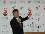 「琴浦ぐるめストリート」のロゴを発表する山本浩一氏＝２０１０年、鳥取県琴浦町