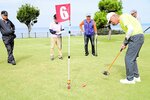 風光明媚（めいび）なコースで真剣勝負を繰り広げる出場者ら＝１４日、鳥取県湯梨浜町泊の潮風の丘とまり