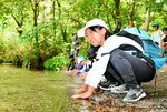 木谷沢渓流の川に手を入れ、冷たさを体感する子どもたち