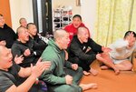 尊富士の優勝が決まって歓喜の声を上げる鳥取城北高の相撲部員＝鳥取市内