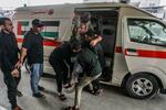 　イスラエル軍の攻撃で負傷し、病院に搬送されるパレスチナ人＝１８日、ガザ南部ハンユニス（ゲッティ＝共同）
