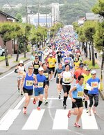 【一斉にスタート】町役場前の道路がスタート直後のランナーで埋め尽くされた