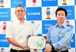 のじぎく賞を受賞した奧谷さん（左）＝６日、新温泉町戸田の美方署