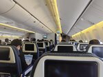 機内の様子。青が基調で普通の旅客機と大して変わらない