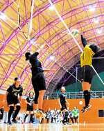 【攻防】見事な跳躍力で攻撃をブロック（バレーボール男女・おじろドーム）