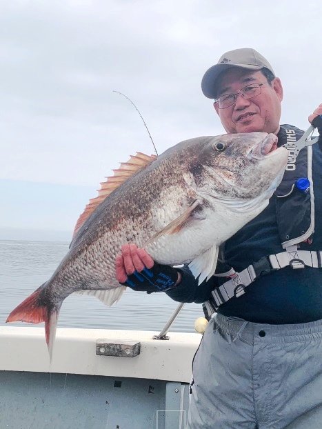 タイ釣りの一つの壁と言われる８０センチ超のマダイをタイラバで釣り上げた中井さん