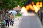 　「慰霊の日」を前に平和祈念公園を訪れた人たち＝２２日午後、沖縄県糸満市の平和祈念公園