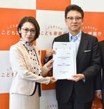 　「内密出産制度」の法整備などを求める要望書を三原こども政策相（左）に手渡す熊本市の大西一史市長＝１５日午前、こども家庭庁