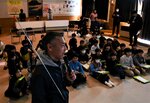 小学生に地元の魅力を語る木村船長（手前）