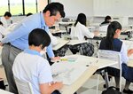 講師の指導でデッサンに取り組む生徒ら