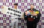 　パ・リーグと大相撲のコラボをＰＲするオリックス・古田島（左）と宇良＝２６日、京セラドーム大阪
