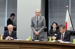 　保守系の超党派議連総会であいさつする古屋圭司元国家公安委員長（中央）＝５日午後、国会