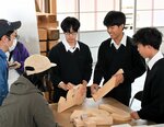 商品のコンセプトなどを議論しながら最終調整をする生徒ら＝４日、倉吉市下米積の久米製材所
