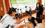 お手伝いでためた通貨「ランブル」を使って買い物を楽しむ子ども＝１７日、香美町香住区無南垣の旧香住二中