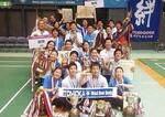 ２０１４年、インターハイ団体戦を男女とも制した福島県立富岡高バドミントン部員ら。左端のプラカードの後ろが大堀均さん＝千葉市