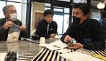 ワークショップで体験したことを説明する参加者＝１９日、鳥取市湖山町南４丁目の鳥取大