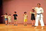 会場にいる全員でカウントしながら正拳突きを行う参加者