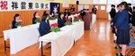 在寮生（右）らに祝福される卒寮生
