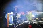煙を上げて燃える民家＝１１日午後９時４０分ごろ、鳥取県大山町下市