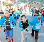 行列の先頭で元気よく綱を引く子どもたち