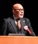 自身の経験に基づき、スポーツの指導法について講義する松井氏＝１８日、鳥取市のとりぎん文化会館