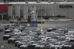 　米カリフォルニア州ロングビーチ港の輸入関連施設に並ぶトヨタ自動車の新車＝３月（ＡＰ＝共同）