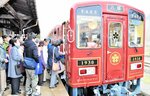 シンポジウムで講演する水戸岡氏がデザインした若桜鉄道の観光列車「八頭」。２０１９年３月に運行を開始した