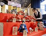 　「久月」が披露した「今年の期待びな」。（上段左から）野球の佐々木麟太郎選手、卓球の張本美和選手、（中段左から）卓球の早田ひな選手、陸上の田中希実選手と北口榛花選手、（下段左から）米大リーグの大谷翔平選手、吉村洋文大阪府知事＝３０日午前、東京都台東区