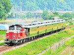 姫路―浜坂駅間を特別運行する豪華客車「サロンカーなにわ」（ＪＲ西日本提供）