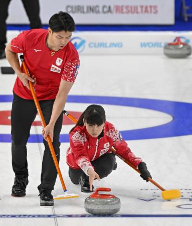 　最終調整する松村千秋（右）、谷田康真組＝フレデリクトン（共同）