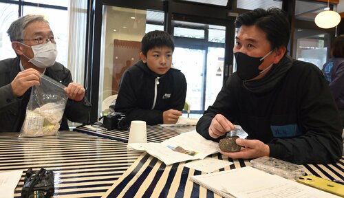 ワークショップで体験したことを説明する参加者＝１９日、鳥取市湖山町南４丁目の鳥取大