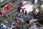 　地下鉄サリン事件で、築地駅前の路上で手当てを受ける被害者＝１９９５年３月２０日、東京都中央区