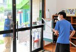 さすまたを使って不審者に対応する職員