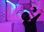 　「ドナルド・マクドナルド・ハウスさっぽろ」の「センサリールーム」で遊ぶ親子＝２日、札幌市（ドナルド・マクドナルド・ハウス・チャリティーズ・ジャパン提供）
