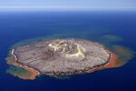 　東京・小笠原諸島の西之島。周囲の海水は火山ガスなどと反応して変色している＝１０月３０日（共同通信社機から）