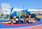 大型複合遊具の前でテープカットをして完成を祝う関係者と園児たち＝３１日、境港市上道町の境中央公園