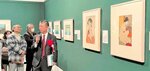 日本人第１号の作品「浴場の女」を解説する渡辺章一郎さん（右）