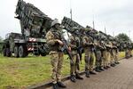 　ドイツ北部の軍訓練地域でパトリオットの前に並ぶドイツとウクライナの兵士ら＝２０２４年６月（ゲッティ＝共同）