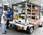生鮮品やパンを満載した移動販売車で買い物をする男性＝２５日、若桜町落折