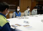 被災地や避難所での支援活動の様子を平井知事に報告する県職員ら＝１５日、鳥取県庁