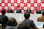 　記者会見する日本郵政の（左から）根岸一行常務執行役、増田寛也社長ら＝２日午後、東京都千代田区