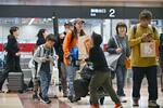 　ゴールデンウイーク最終日、混雑する羽田空港国内線到着ロビー＝６日午後