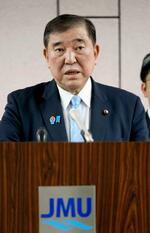 　造船会社での懇談後、記者の質問に答える石破首相＝２５日午後、京都府舞鶴市（代表撮影）