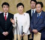 　民法改正案を衆院に提出後、記者団の取材に応じる立憲民主党の辻元代表代行（中央）＝４月３０日午前、国会