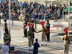 　国境で握手を交わすインドとパキスタン両国の兵士＝２０２５年３月、インド・アタリ（共同