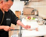 シロイカを生きたまま調理する黒崎さん