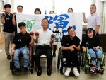 足羽教育長（前列左から２人目）に表敬訪問した皆生養護学校の生徒ら